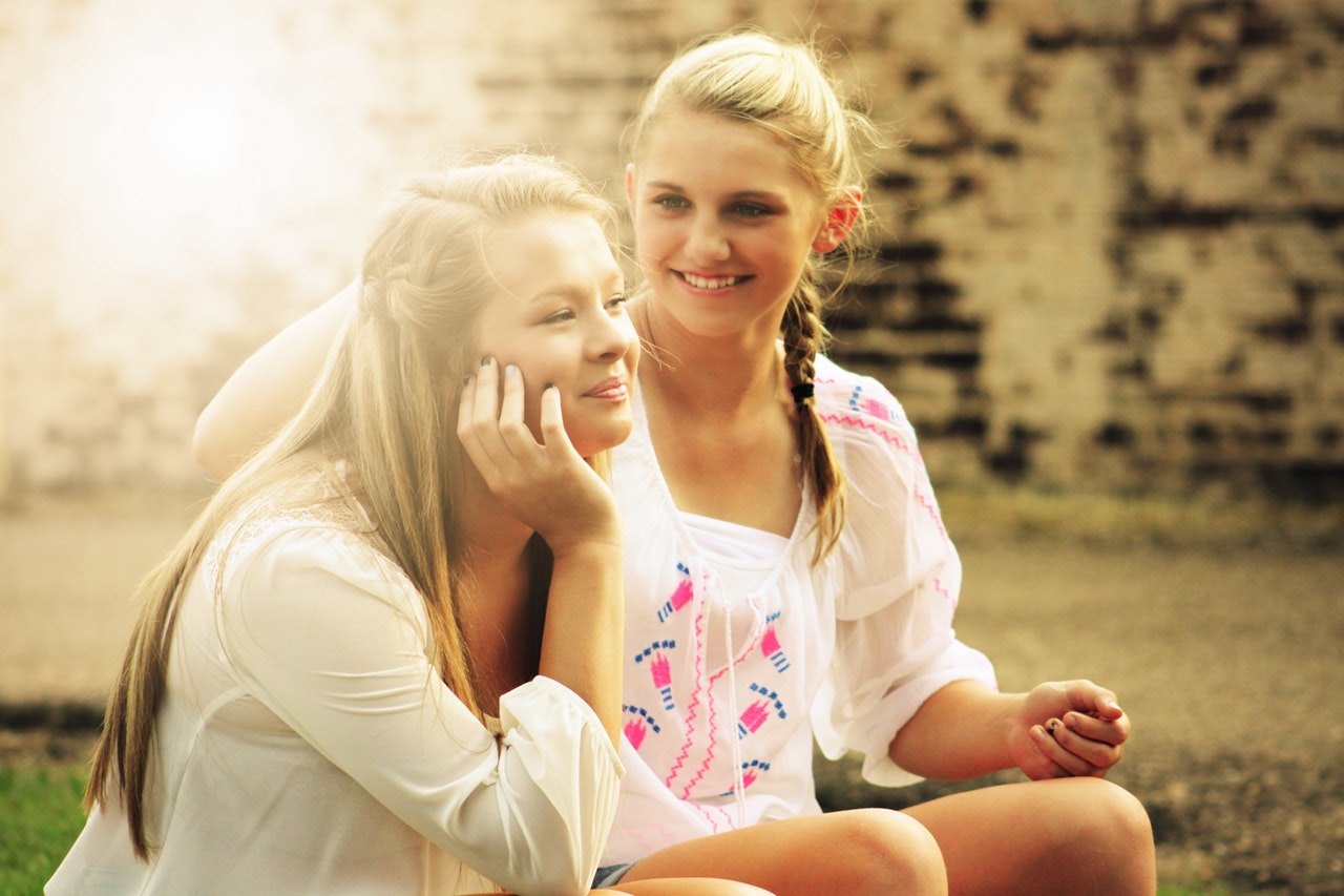 blond-friends-people-55811 blond-friends-people-55811